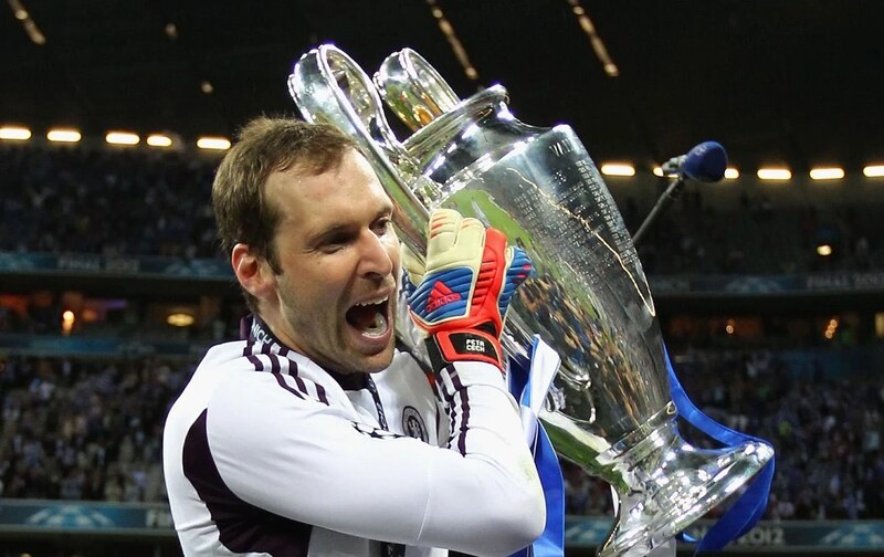 Petr Čech nâng cúp chiến thắng