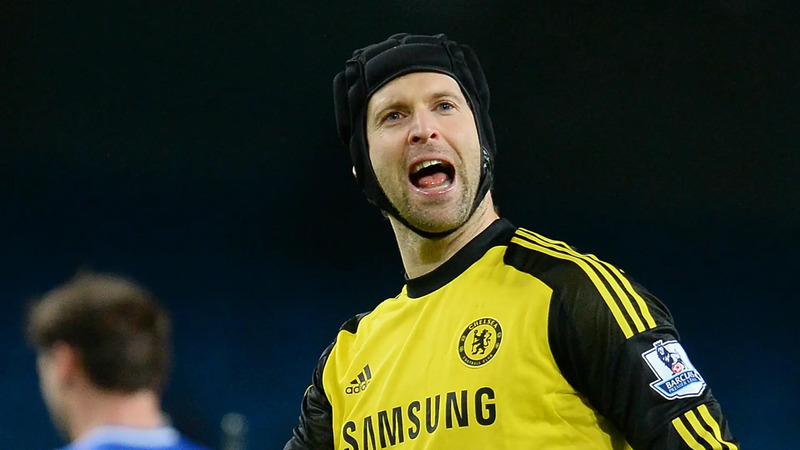 Petr Čech với chiếc mũ bảo vệ huyền thoại