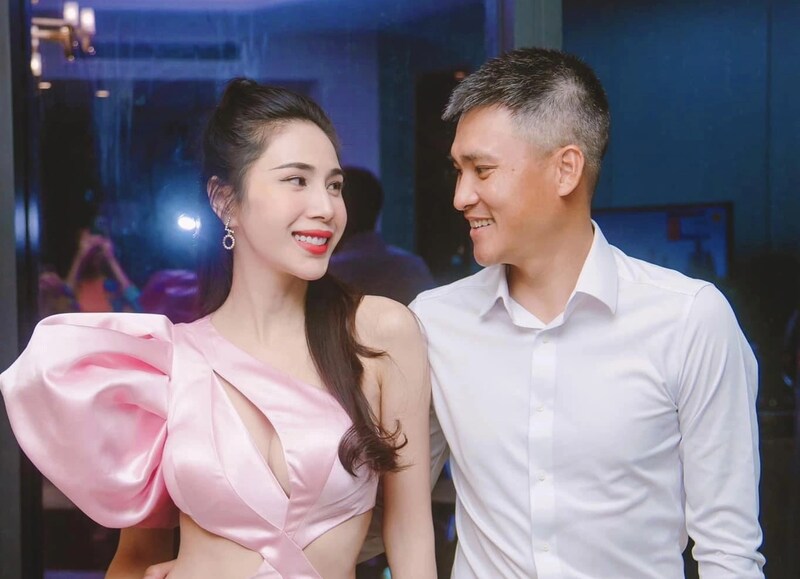 Lê Công Vinh và Thủy Tiên tại một sự kiện cộng đồng