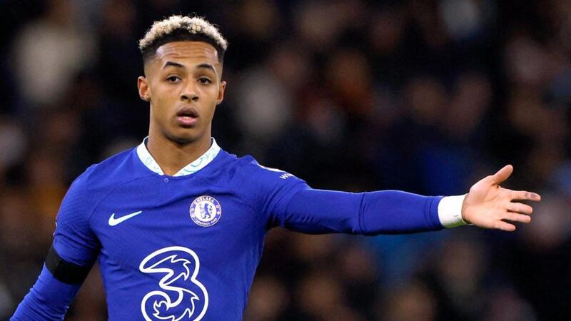 Năm 2015 Omari Hutchinson gia nhập học viện Arsenal