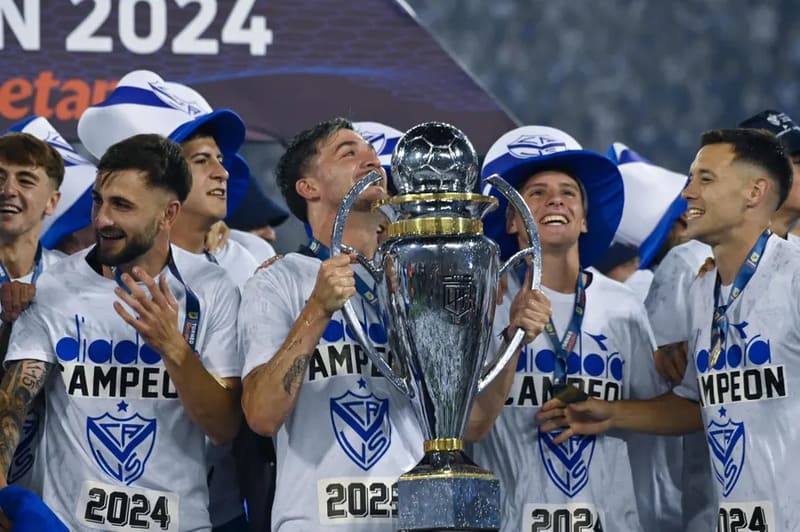 Các cầu thủ của Vélez Sarsfield đang ăn mừng chiến thằng cùng nhau 