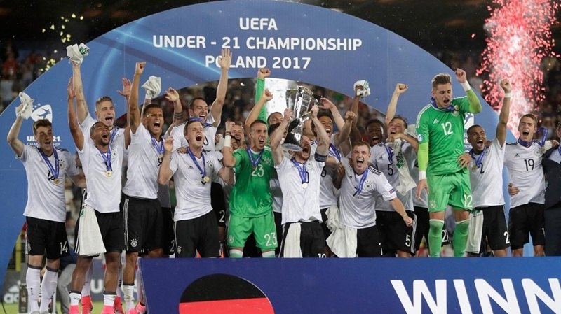 Cầu thủ cùng đồng đội ăn mừng cúp vô địch UEFA European Under-21 Championship 2017