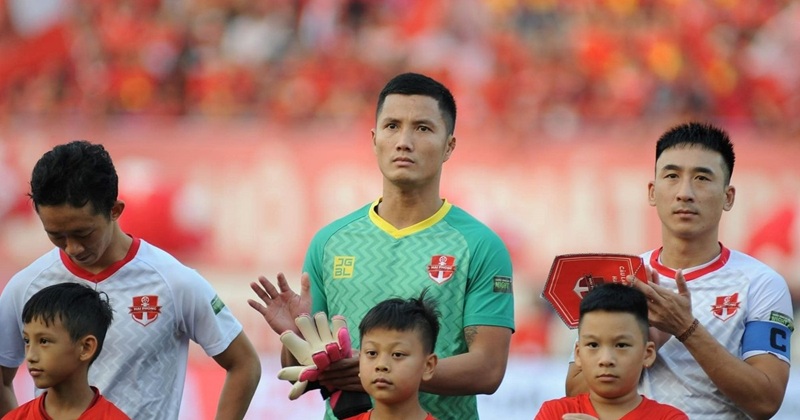 Đình Triệu trong đội hình thi đấu của FC Hải Phòng
