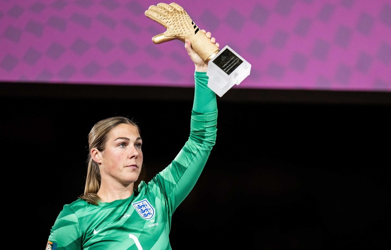 Khoảnh khắc Mary Earps nâng Găng tay Vàng FIFA World Cup nữ 2023