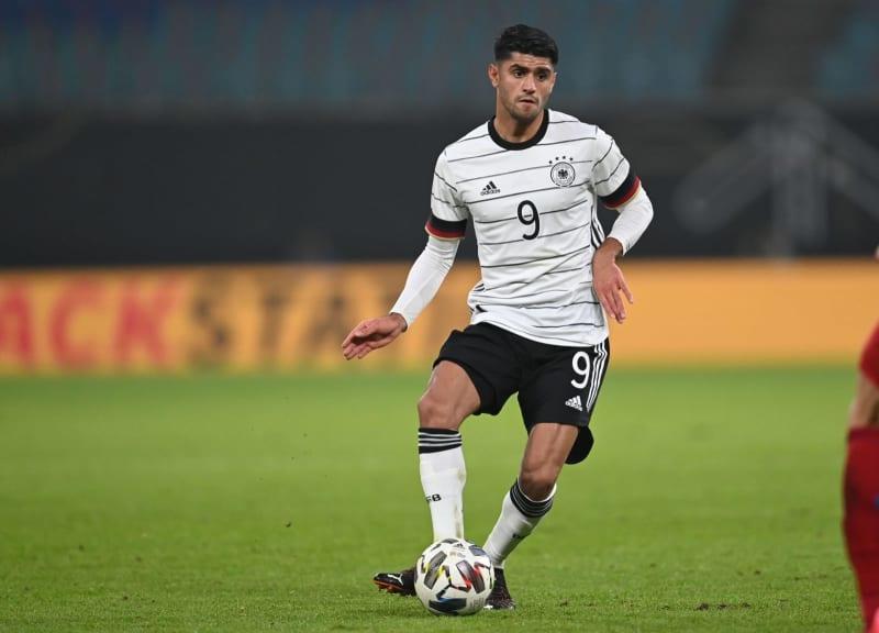 Mahmoud Dahoud cống hiến trong màu áo của tuyển Đức