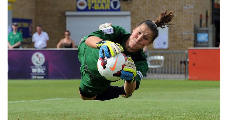 Mary Earps trong pha cứu thua cho Leicester City