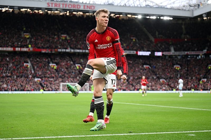 Rasmus Højlund trong màu áo của Quỷ Đỏ