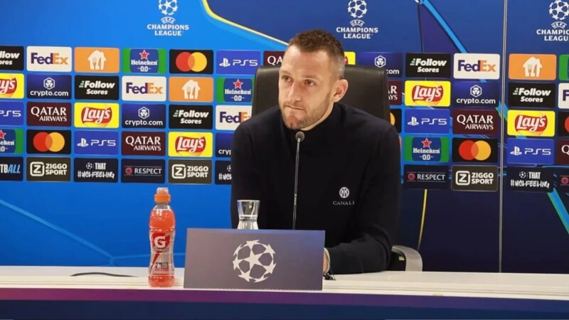 Stefan de Vrij tham gia họp báo phát biểu về tương lai