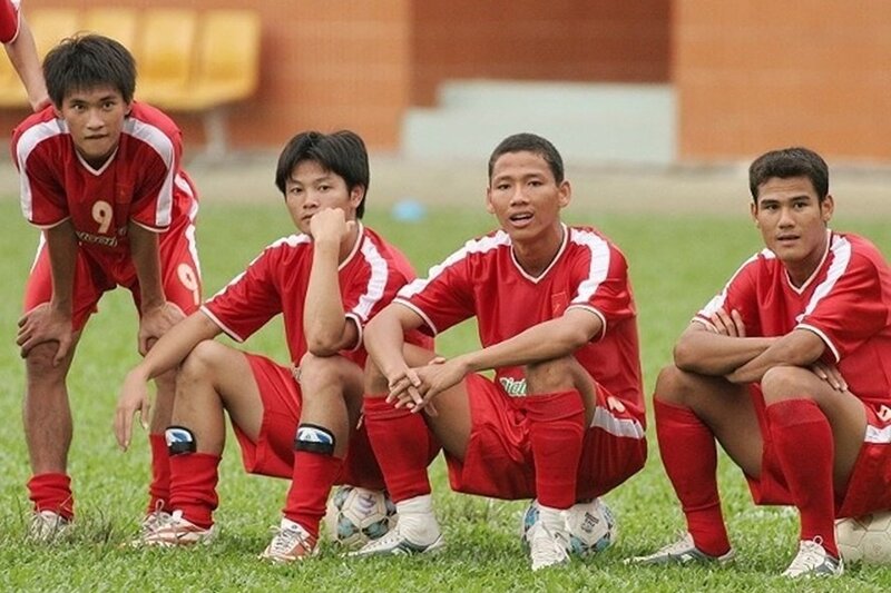 Thần đồng bóng đá luyện tập cùng đồng đội