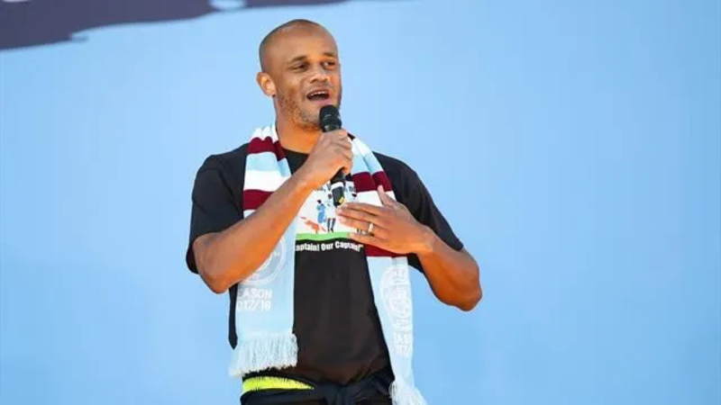 Vincent Kompany thời còn chơi cho Bỉ